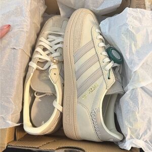 Adidas Handball Spezial W in cream and White